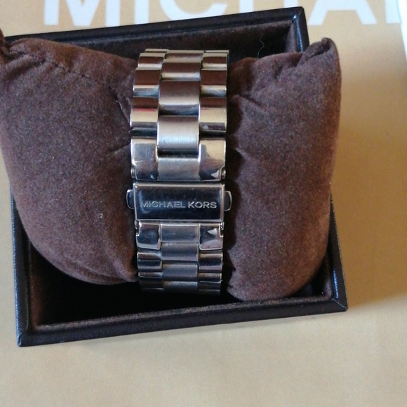 Michael Kors Women's Round Dial Medium Silver Quartz Watch Mk5076 - Picture 3 of 6